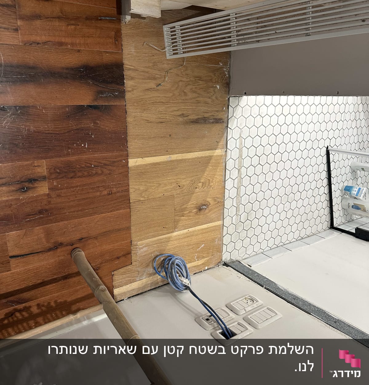 פרקט עץ מותקן על קיר עם חוטים חשמליים